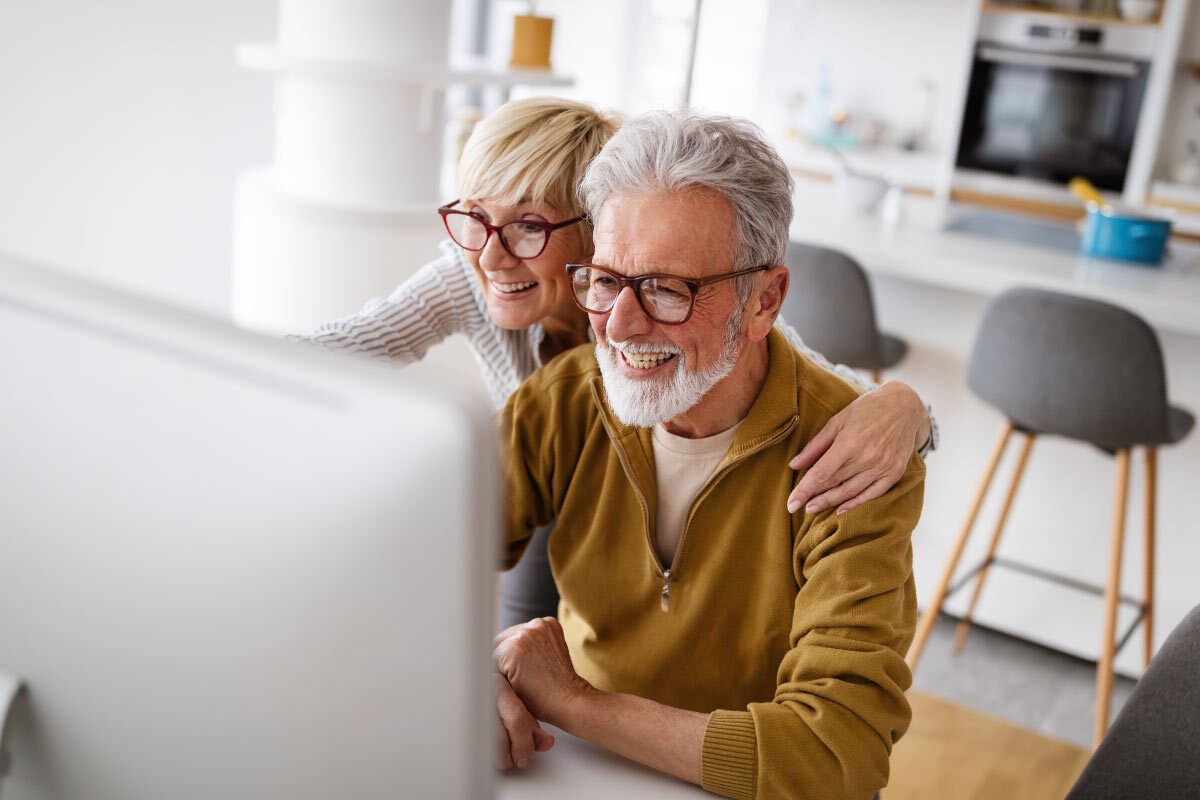 Couple de personnes âgées regarder le moniteur et analyser les options de mobilité monte-escalier plate-forme élévatrice ascenseur unifamilial